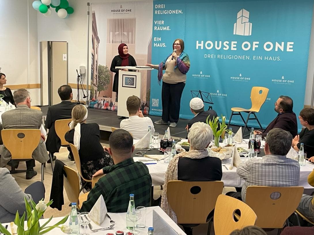 Interreligiöser Iftar des House of One: Theologinnen Kübra Dalkilic und Patricia Böckmann erzählen über die Bildungsarbeit des House of One