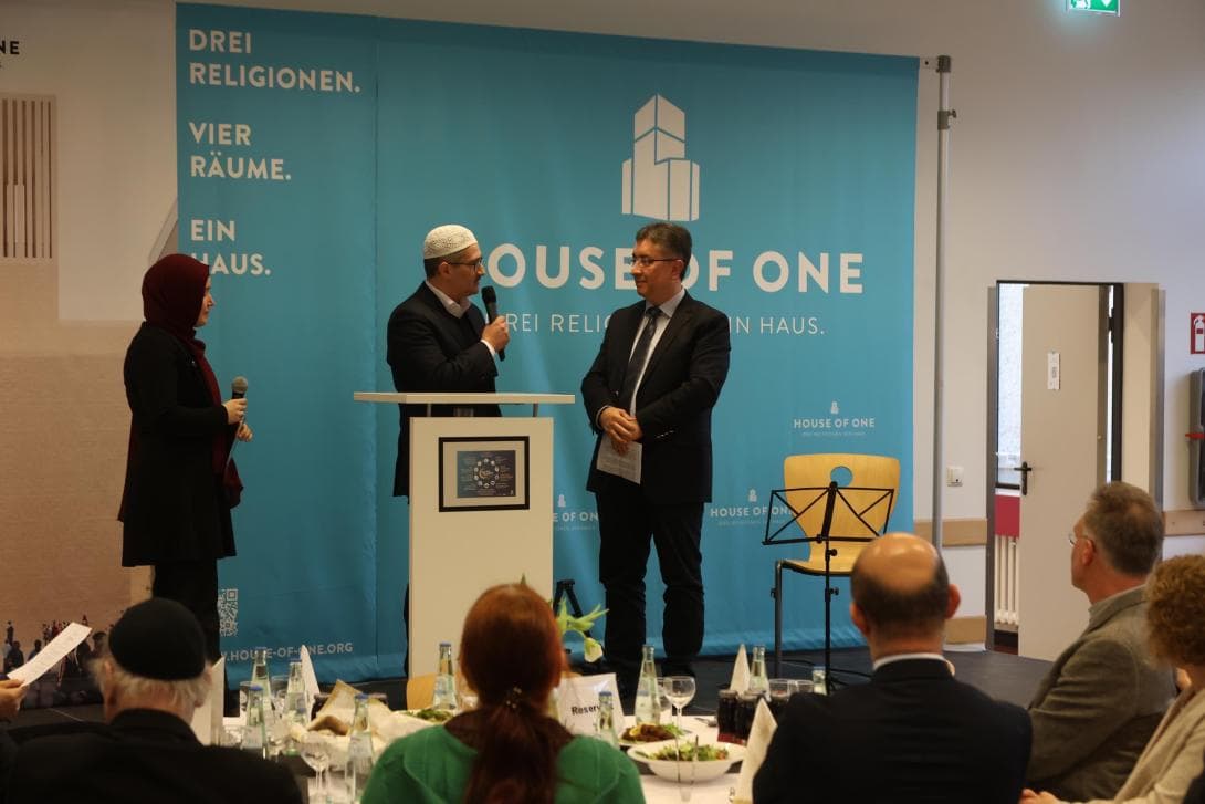 Interreligiöser Iftar des House of One: Theologin Kübra Dalkilic, Imam Kadir Sanci und Muzzafer Toy, Geschäftsführer des Campus Wilhelmstadtschulen