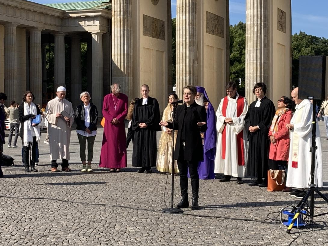 Juden, Christen, Muslime, Bahai und Hindu treffen sich zum multireligiöses Friedensgebet vor dem Brandenburger Tag. Am 1. September vor 84 Jahren begann der Zweite Weltkrieg
