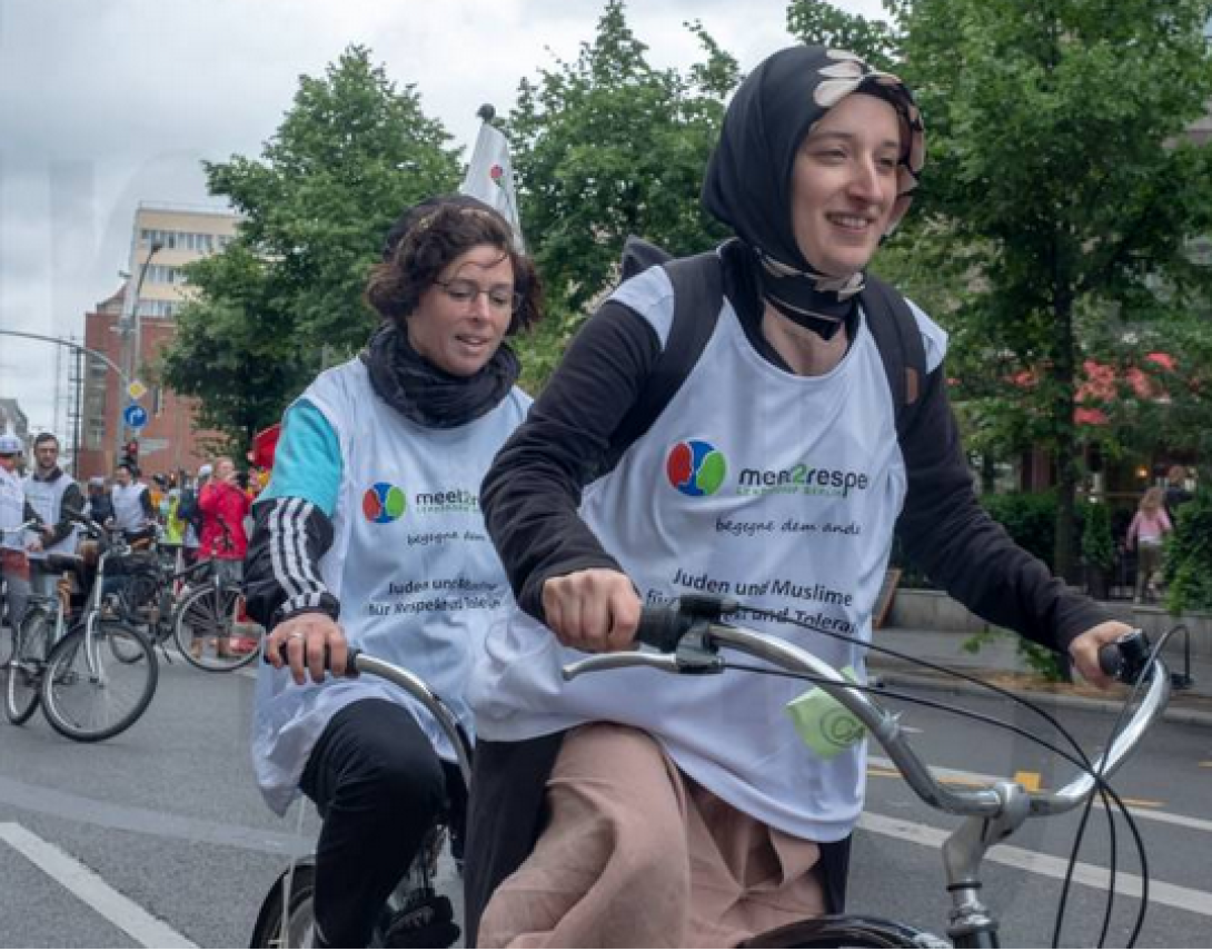 Jüdisch-muslimische Teams radeln auf Tandems durch Berlin, wie hier Esther Hirsch und Meryem Öztürk. 