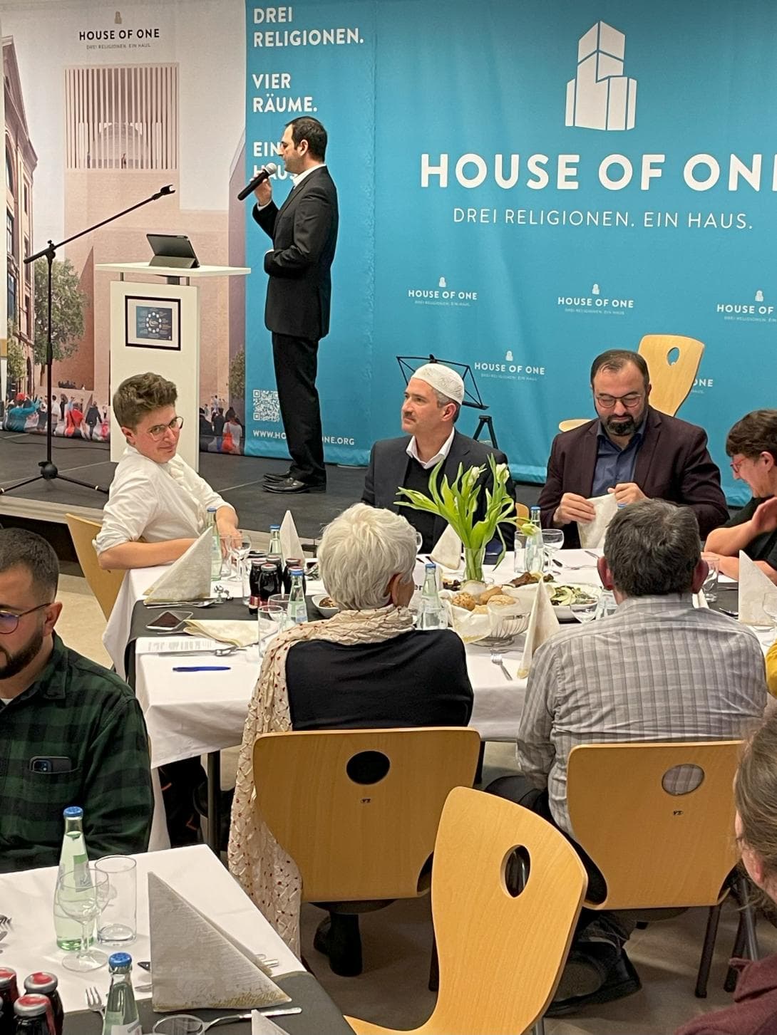 Interreligiöser Iftar des House of One: Muezzinruf von Onur Alka