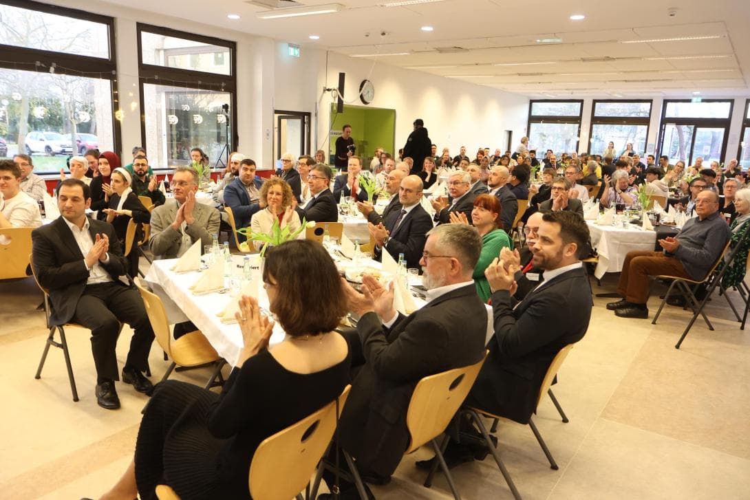 Interreligiöser Iftar des House of One: Blick in den Saal 