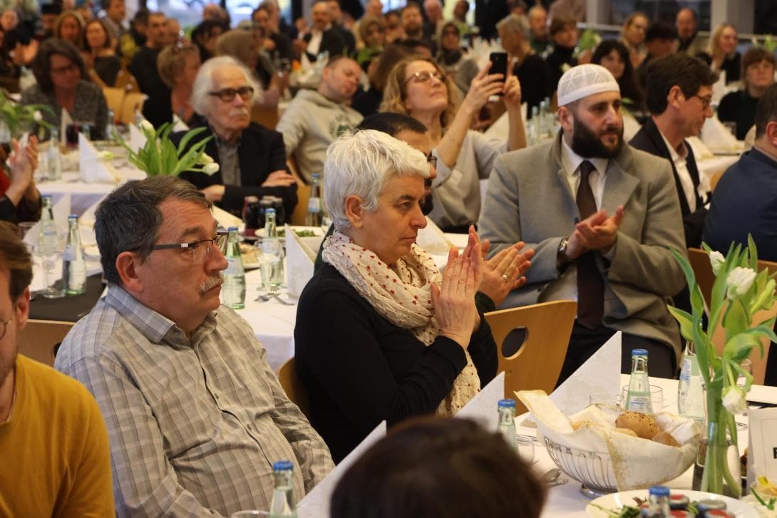 Interreligiöser Iftar des House of One: Blick in den Saal 