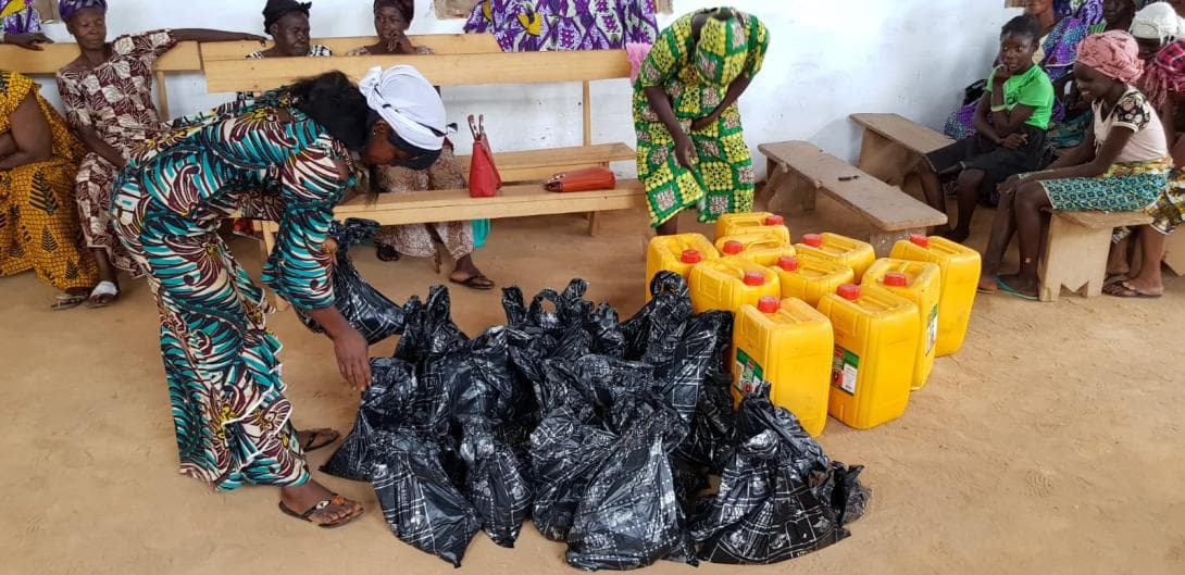 Bangui: Frau sortiert Hilfsgüter für Kurban