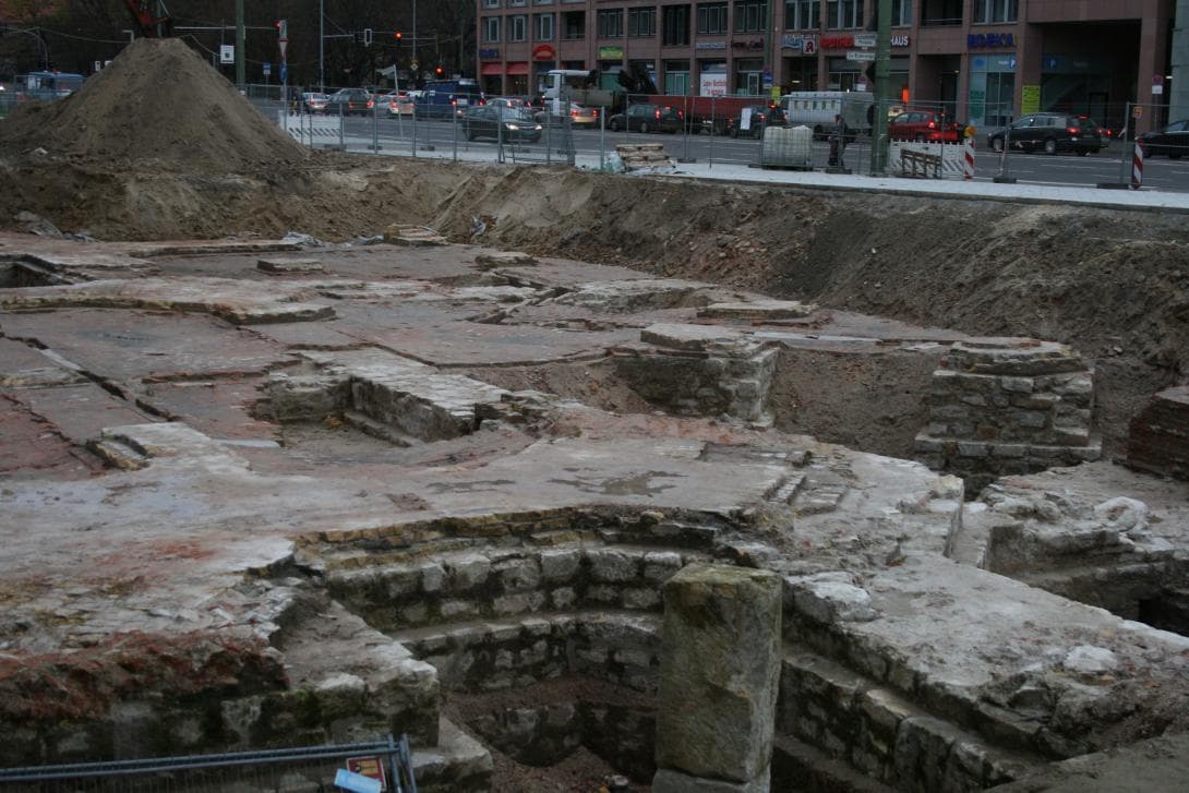 Ausgrabung der Petrikirche auf dem Bauplatz des künftigen House of One