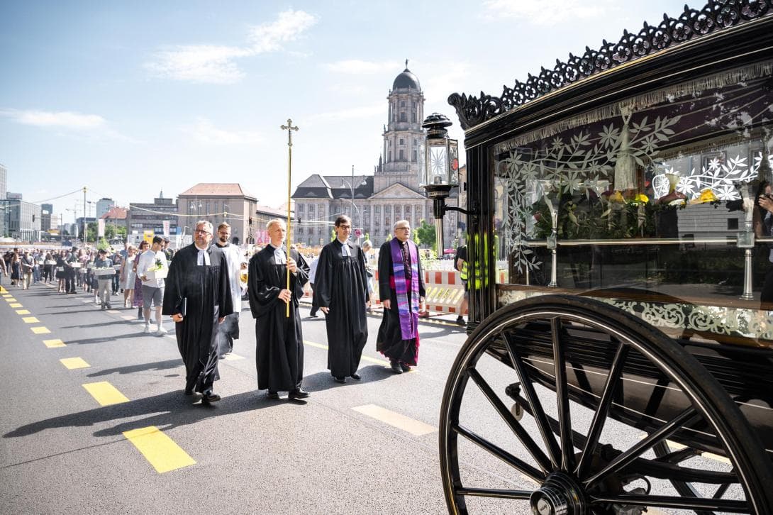 Feierliche Prozession: Skelette der ersten Berliner finden letzte Ruhestätte im Ossarium am Petriplatz in Berlin, nahe House of One. 