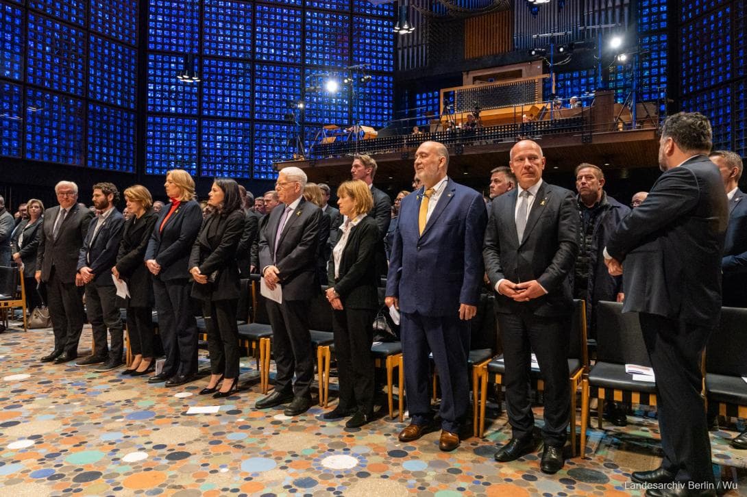 Bundespräsident Steinmeier, Bundestagspräsidentin Bas, Außenministerin Baerbock, Israels Botschafter Prosor, Berlins Regierender Bürgermeister Kai Wegner, Zentralratspräsident Josef Schuster u.v.a. beim Gedenken bin Berlin an die Opfer des Hamas-Massakers am 7. Oktober in Israel