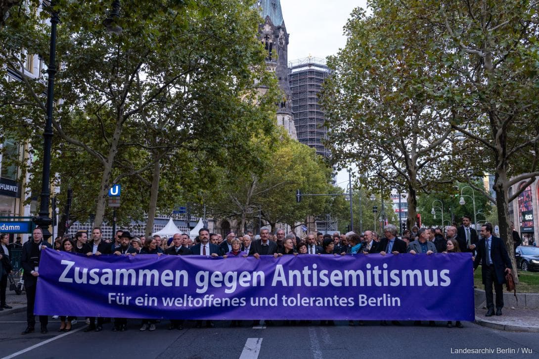 Gedenkzug "Zusammen gegen Antisemitismus" nach dem multireligiösen Gedenken in der Kaiser Wilhelm Gedächntniskirche in Berlin anlässlich des Jahrestags des Überfalls der Hamas auf Israel am 7. Oktober