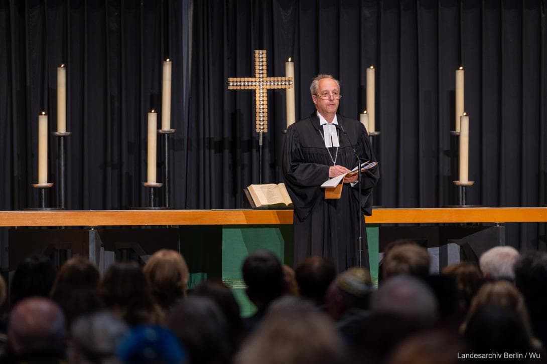 Bischof Stäblein von der Evangelischen Kirche EKBO begrüßt die Gäste in der Kaiser Wilhelm Gedächtnis-Kirche in Berlin anlässlich des Gedenkens an die Opfer des Überfalls der Hamas auf Israel am 7. Oktober