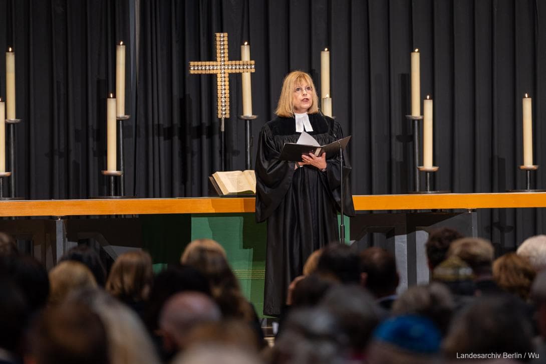 Pfarrerin Gardei verliest Psalm 102 in der Kaiser Wilhelm Gedächtnis-Kirche in Berlin anlässlich des Gedenkens an die Opfer des Überfalls der Hamas auf Israel am 7. Oktober