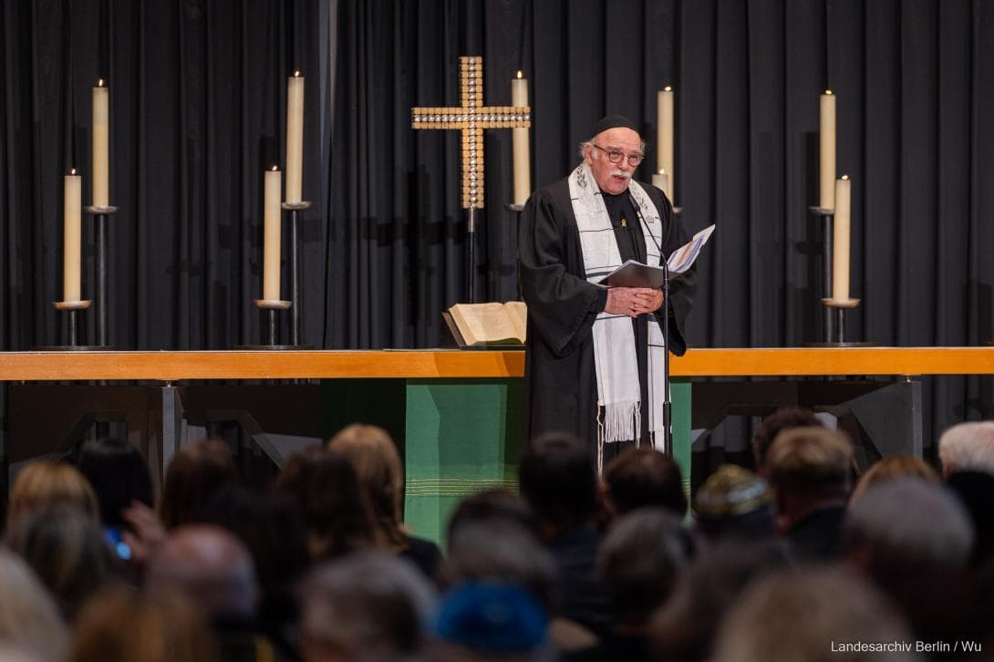 Rabbiner Andreas Nachama vom House of One hält die Predigt in der Kaiser Wilhelm Gedächtnis-Kirche in Berlin anlässlich des Gedenkens an die Opfer des Überfalls der Hamas auf Israel am 7. Oktober