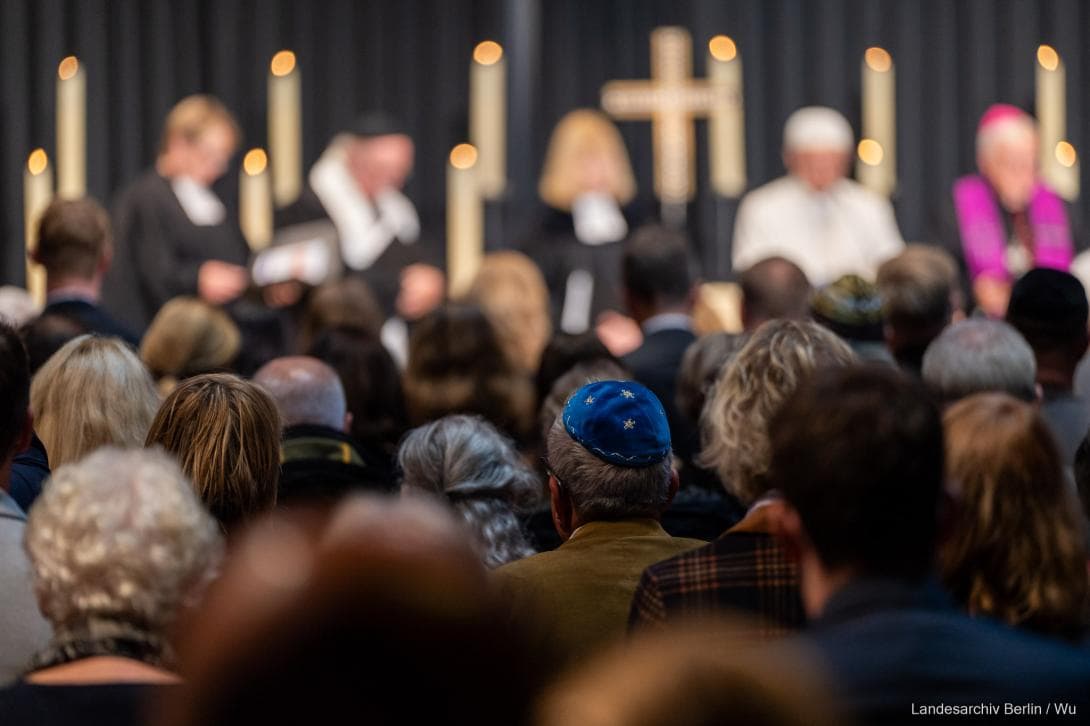 Gäste in der Kaiser Wilhelm Gedächtnis-Kirche in Berlin anlässlich des Gedenkens an die Opfer des Überfalls der Hamas auf Israel am 7. Oktober