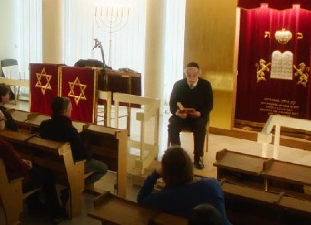 Rabbiner Nachama in der Synagoge