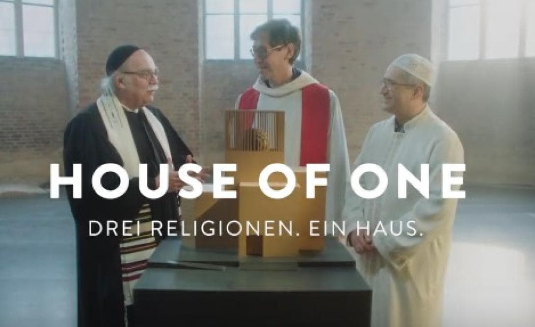 Rabbiner Nachama, Pfarrer Hohberg und Imam Sanci hinter einem Modell des künftigen House of One