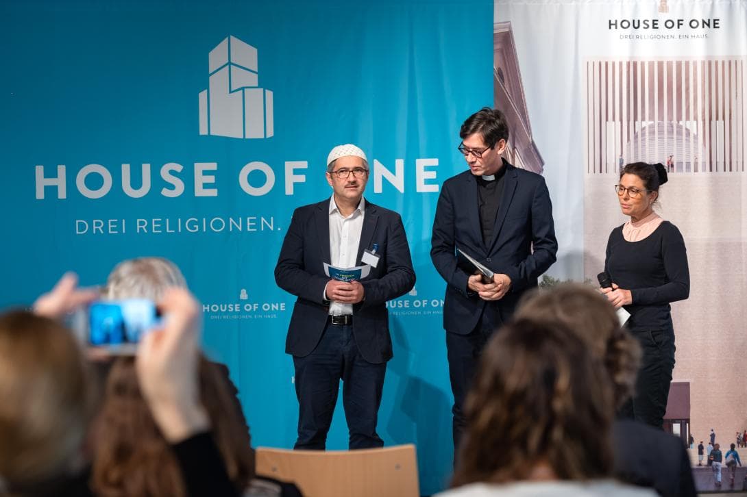 Gebet zu Beginn der Spendenkampagne von Imam Kadir Sanci, Pfarrer Gregor Hohberg und Kantorin Esther Hirsch