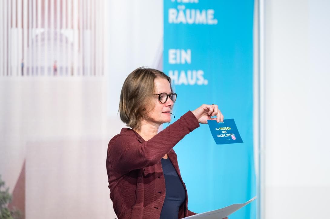 Moderatorin Renate Franke, Stiftungsratsmitglied im House of One, stellt die Spendenkampagne vor.