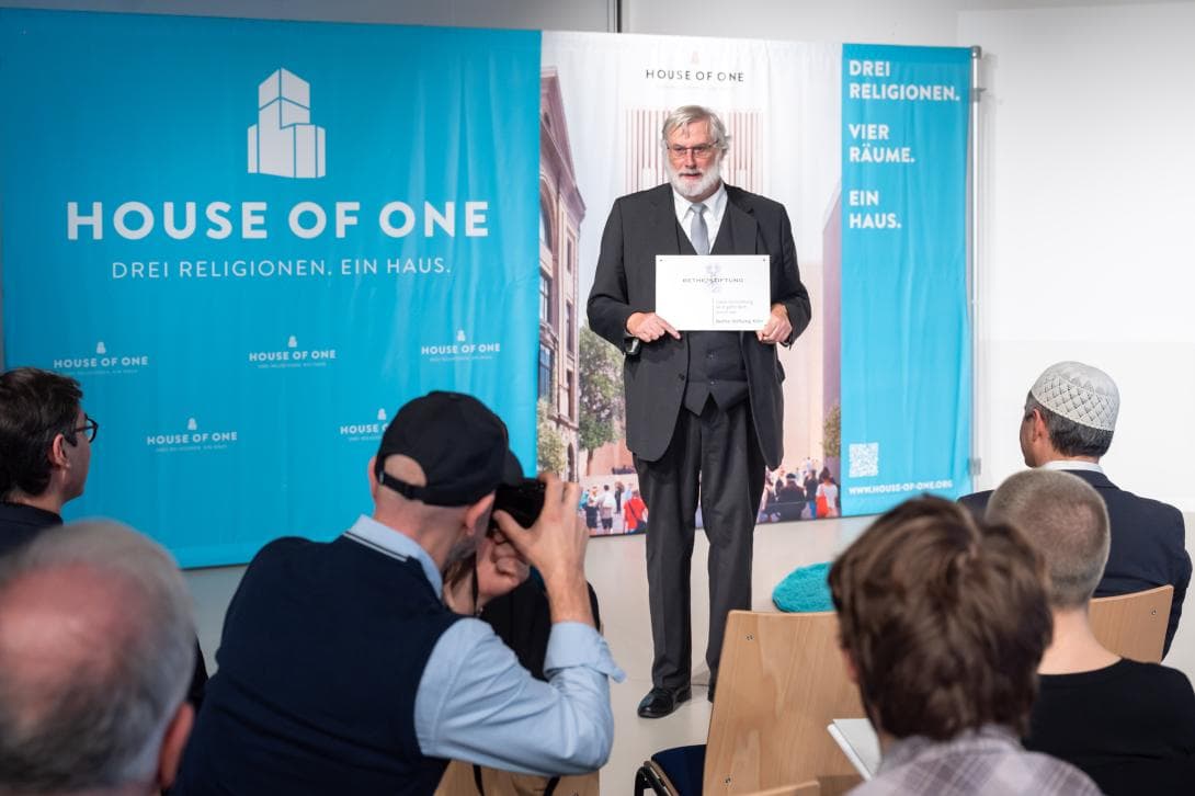 Martin Hamburger von der Bethe Stiftung würdigt die wichtige Arbeit des jüdisch-christlich-muslimischen Bildungsteam im House of One. 