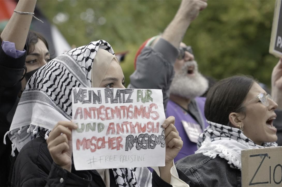 Menschen auf einer Pro-Palästina-Demonstration in Berlin sprechen sich auch gegen Antisemitismus aus. ©Susanne_Bohlmann