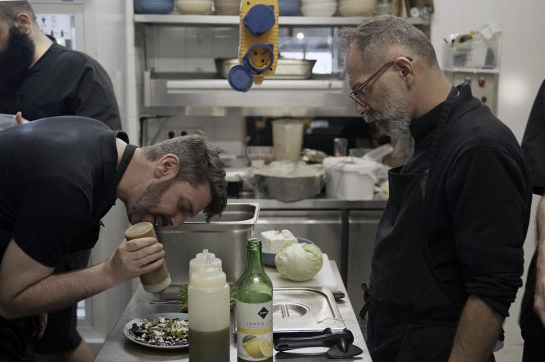 Israeli Oz Ben David und Palästinenser Jalil Debit kochen gemeinsam in ihrem Restaurant "Kanaan" in Berlin für Frieden und Dialog. ©Susanne_Bohlmann