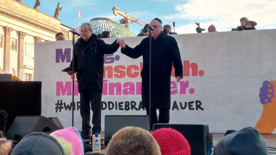 Bischof Stäblein und Rabbiner Nacham Hand in Hand gegen Antisemitismus, Muslimfeindlichkeit und Hass. 