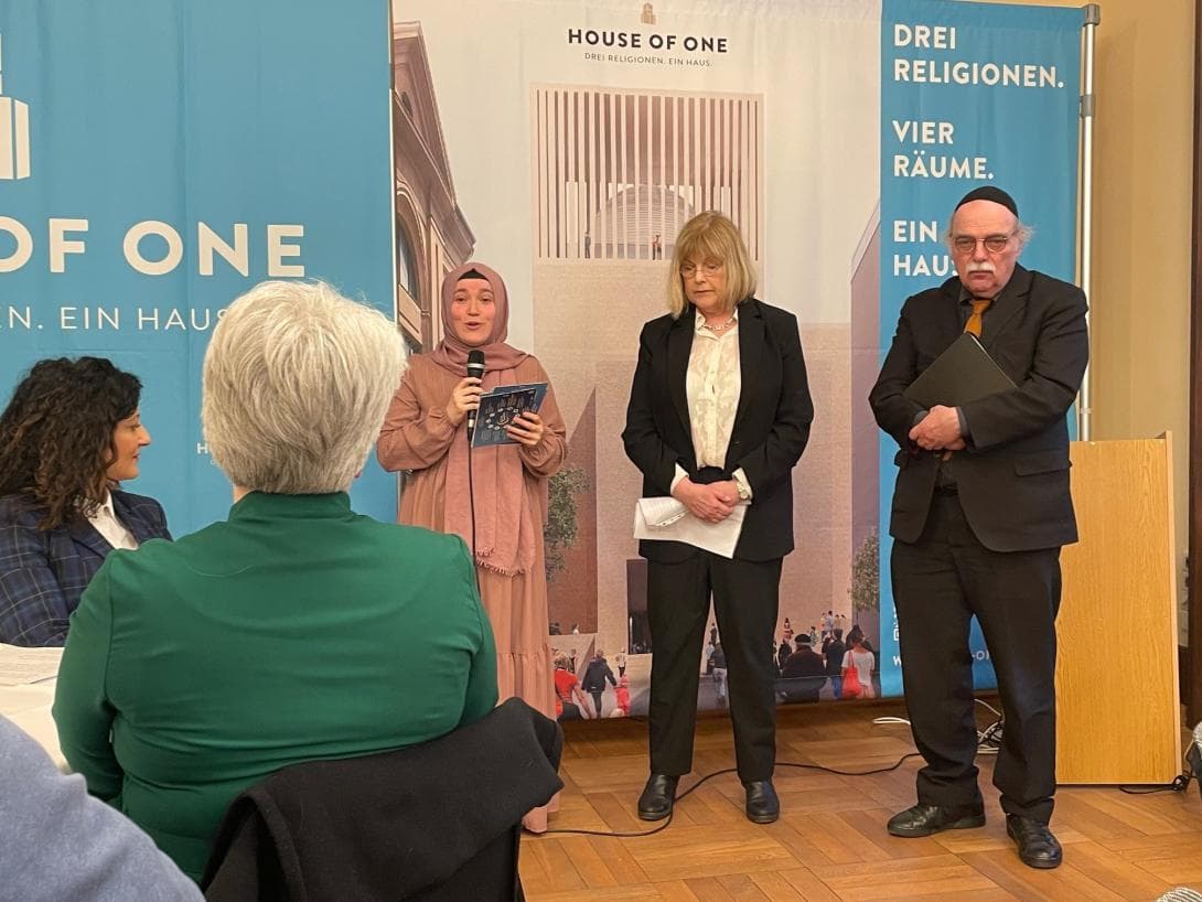 Interreligiöser Iftar im Rathaus Tiergarten: Gebet mit Theologin Kübra Dalkilic, Pfarrerin Marion Gardei und Rabbiner Andreas Nachama