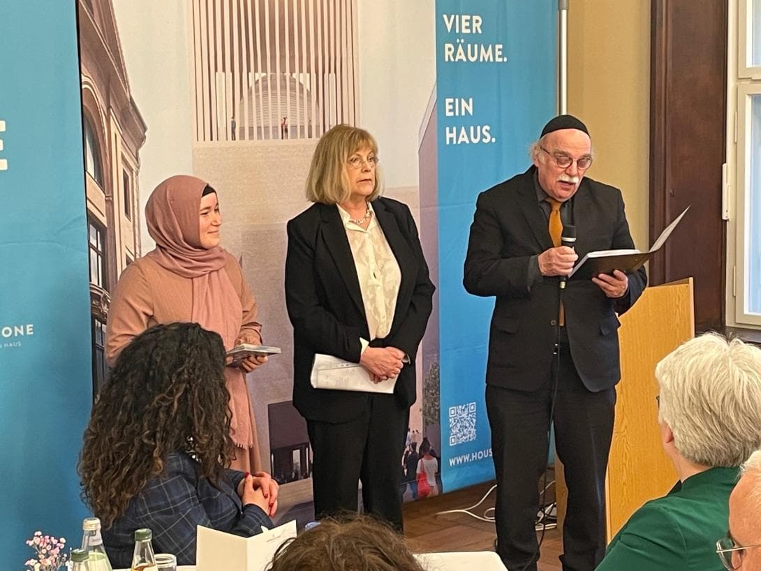 Interreligiöser Iftar im Rathaus Tiergarten: Gebet mit Theologin Kübra Dalkilic, Pfarrerin Marion Gardei und Rabbiner Andreas Nachama