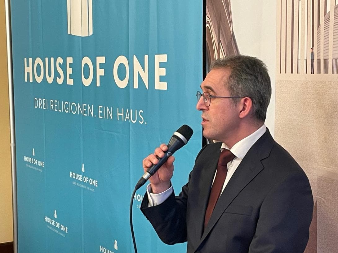 Interreligiöser Iftar im Rathaus Tiergarten: Osman Örs, theologischer Referent und Imam des House of One