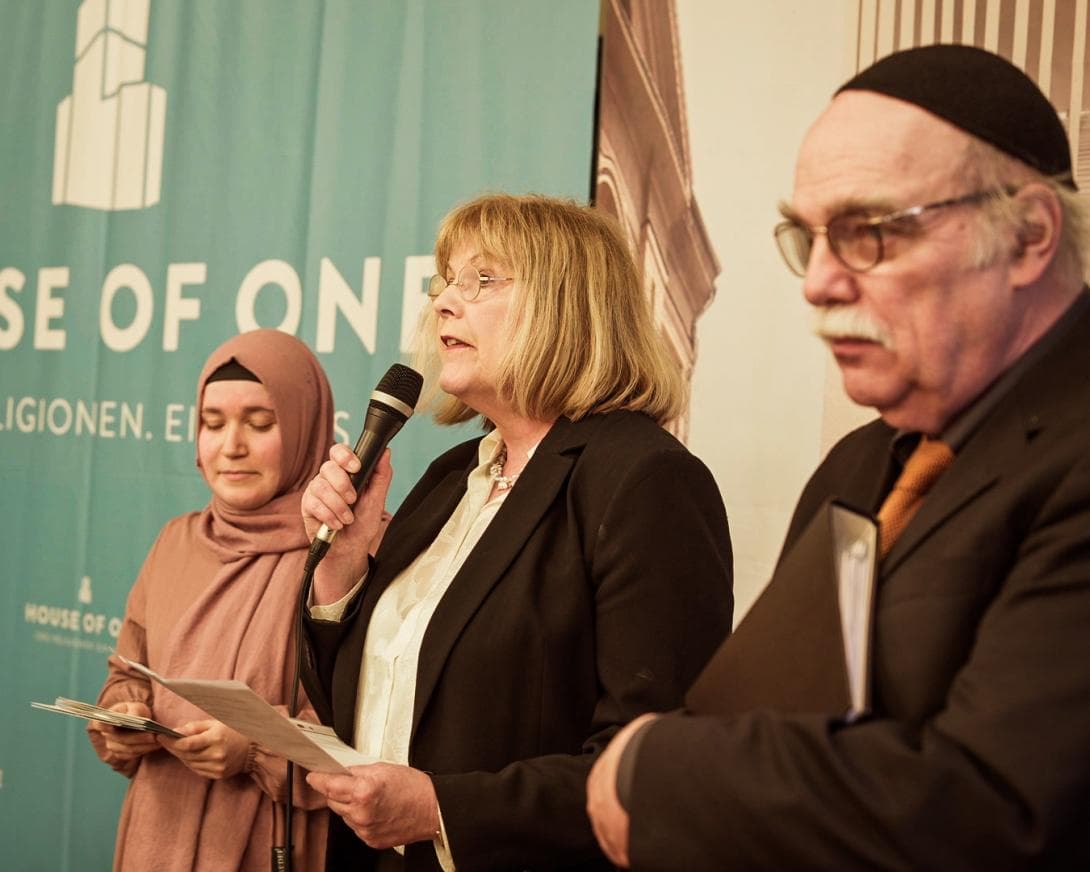 Interreligiöser Iftar im Rathaus in Berlin: Theologin Kübra Dalkilic, Pfarrerin Marion Gardei und Rabbiner Andreas Nachama