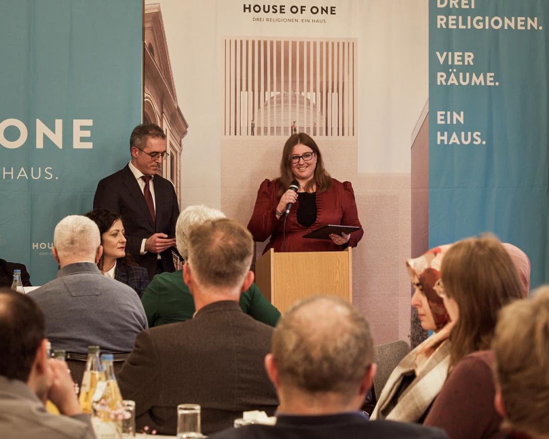 Interreligiöser Iftar im Rathaus in Berlin: Osman Örs und Patrica Böckmann, theologische Referenten des House of One