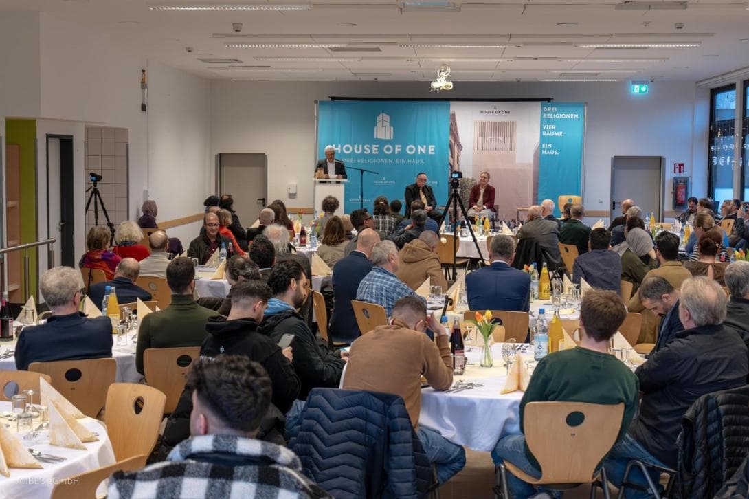 Lesezeichen: Rabbiner Nachama, Generalsuperintendentin Trautwein und Imam Sanci sprechen über das Fasten in ihrer jeweiligen Religion. Moderiert hat den Abend Kübra Dalkilic, Theologin und Podcasterin. 