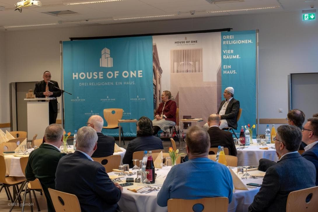 Lesezeichen: Rabbiner Nachama, Generalsuperintendentin Trautwein und Imam Sanci sprechen über das Fasten in ihrer jeweiligen Religion. Moderiert hat den Abend Kübra Dalkilic, Theologin und Podcasterin. 