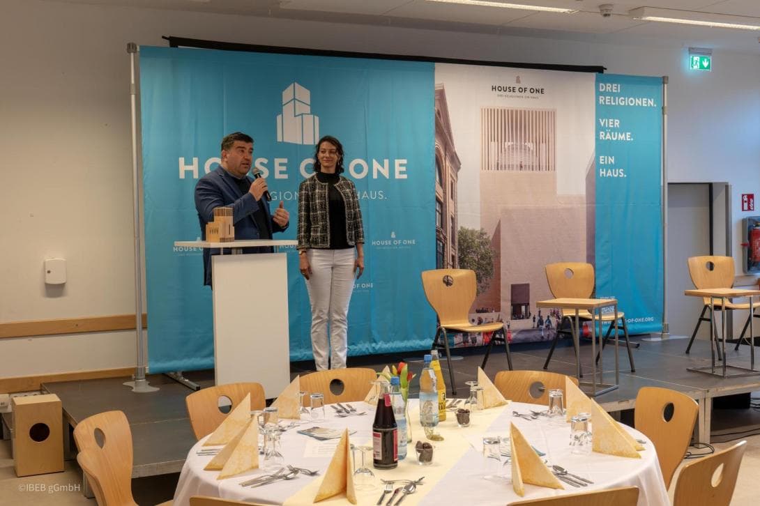 Lesezeichen: Die Leiterin, Maria Lazri, und der Leiter, Bünyamin Bakus, der Wilhelmstadtschulen begrüßen die Gäste.