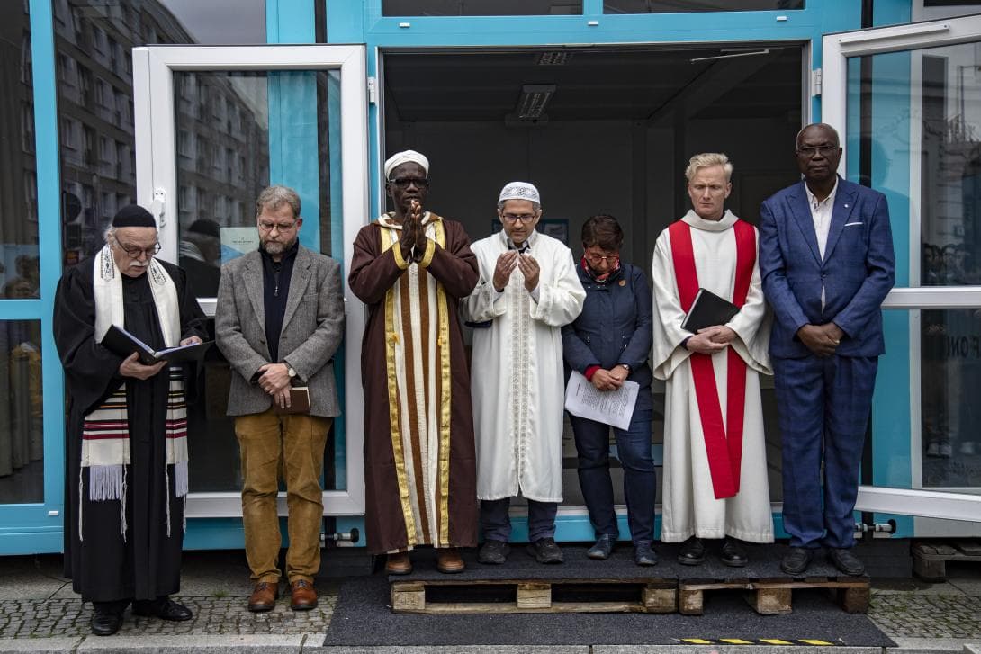 Interreligiöses Friedensgebet des House of One mit Imam Ouassalegue aus der Zentralafrikanischen Republik im Oktober 2023..