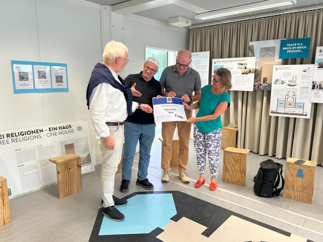 Vertreter des Lionsclub Hagen überreichen einen Scheck an Imam Kadir Sanci und Stiftungsratsmitglied Renate Franke in der House of One-Box auf dem Petriplatz.