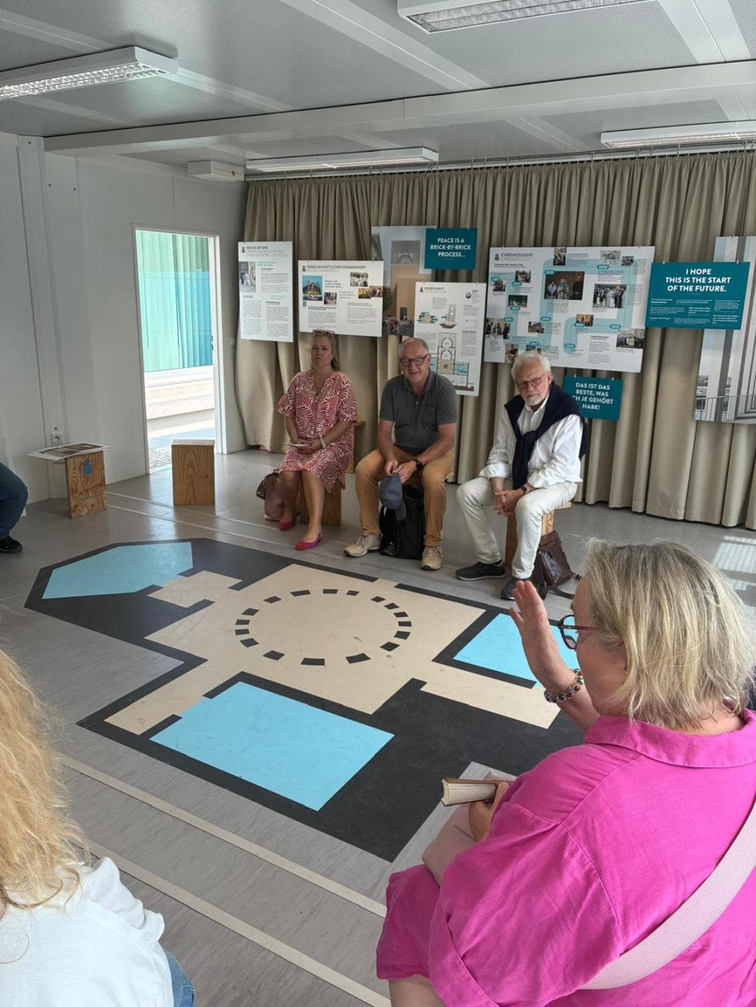Mitglieder des Lions Club Hagen in der House of One Box im Gespräch mit Vertretern des House of One. 
