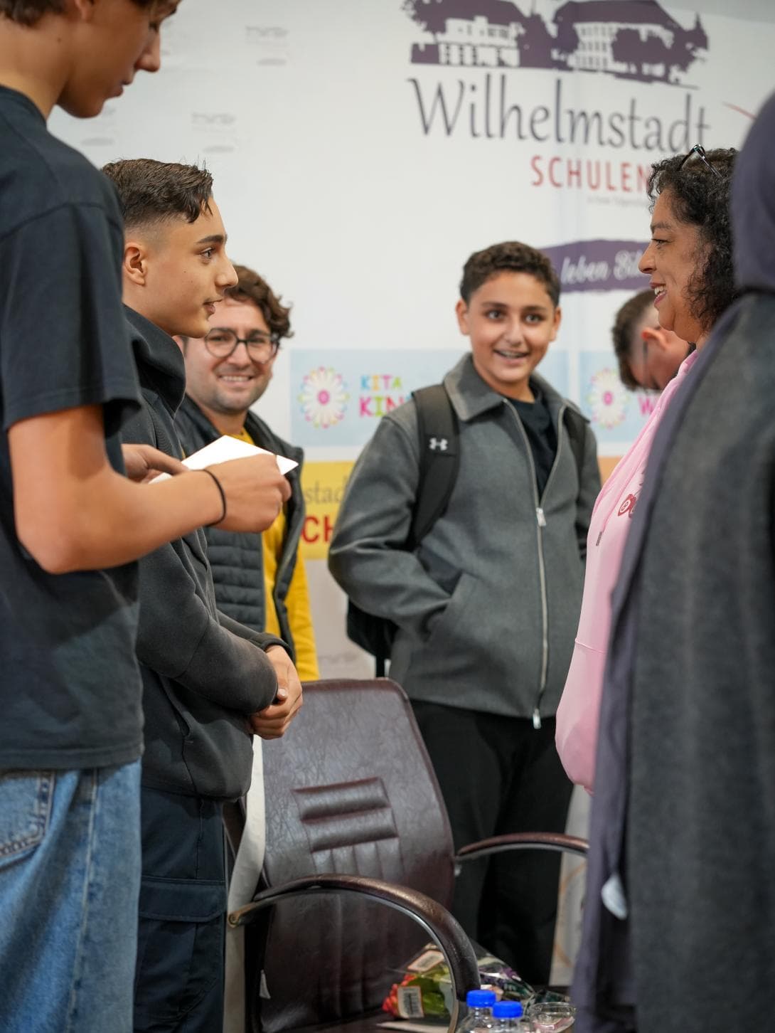 Schüler aus Berlin Spandau diskutieren mit den Referenten des House of One. 