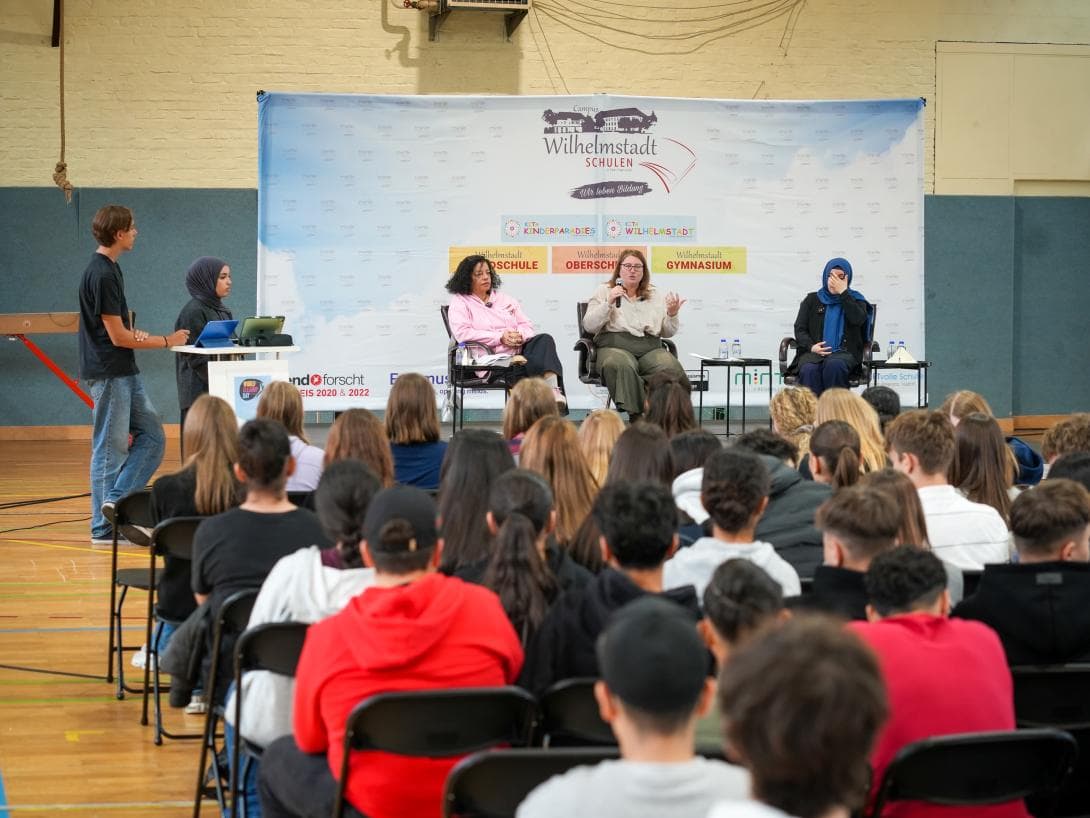Eine jüdische, eine christliche und eine muslimische Referentin des House of One diskutieren mit Schülern des Campus Wilhelmstadtschulen. 
