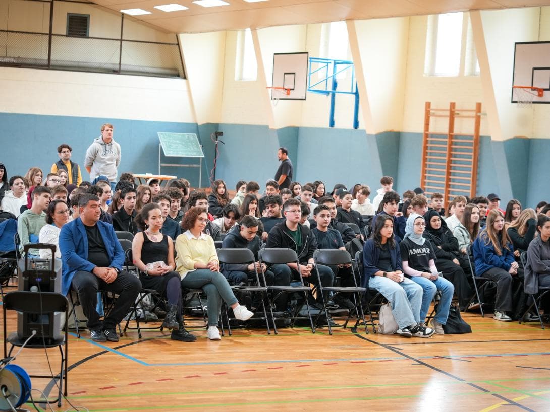 Eine jüdische, eine christliche und eine muslimische Referentin des House of One diskutieren mit Schülern des Campus Wilhelmstadtschulen. 
