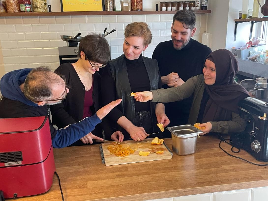 Rebecca Rogowski, Maike Schöfer und Kübra Dalkilic kochen eine Noah-Suppe in der Küche von Oz ben David und Jalil Dabit für deren neues Kochbuch "Kochen ohne Grenzen"