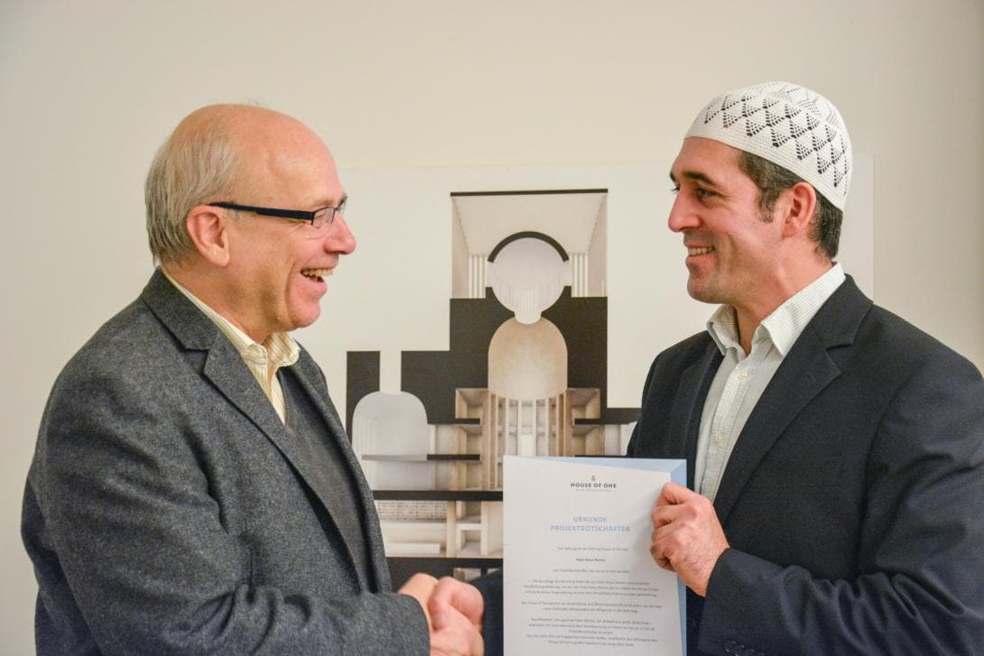 Klaus Mertes erhält die Projektbotschafterurkunde von Osman Örs