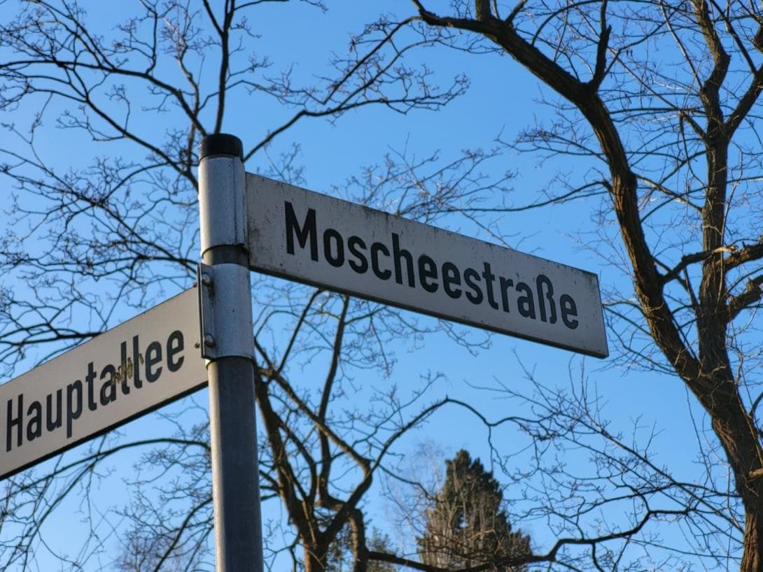 Nur noch ein Schild erinnert in Wünsdorf an die erste Moschee in Deutschland. 