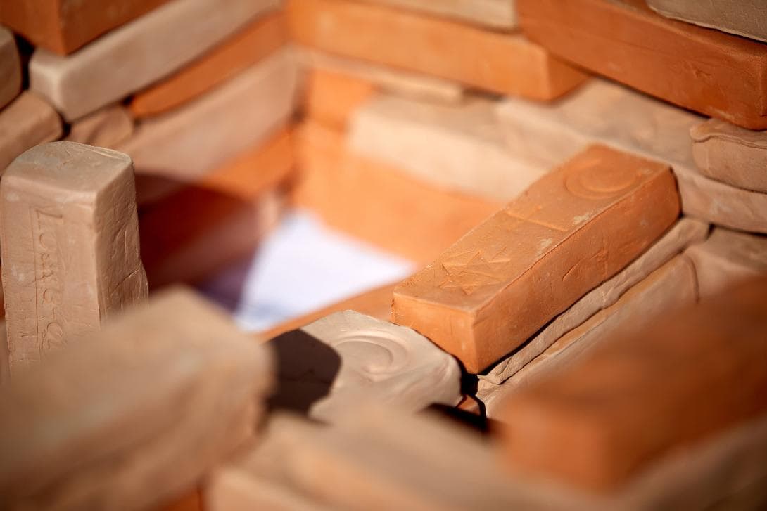 symbolische Ziegelsteine des House of One mit Davidstern, Halbmond und Kreuz