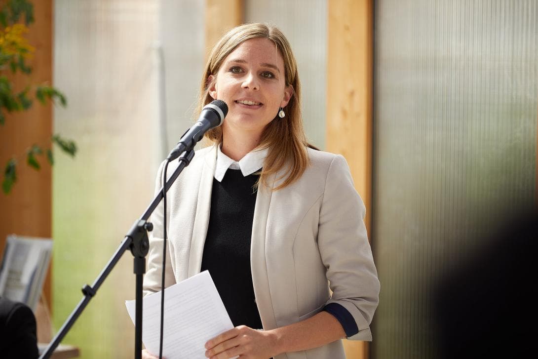 Preacher Corinna Zisselsberger welcomes the guests.