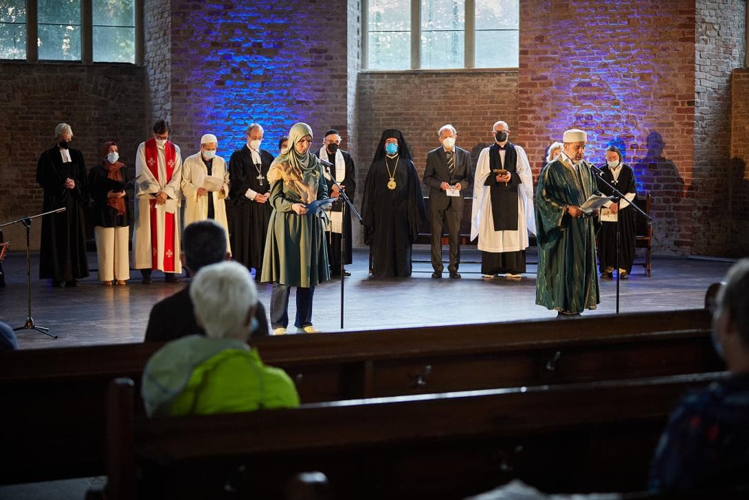 Iman Andrea Reimann und Imam Taha Sabri House of One Friedensgebet 11. September 9/11 peace prayer 