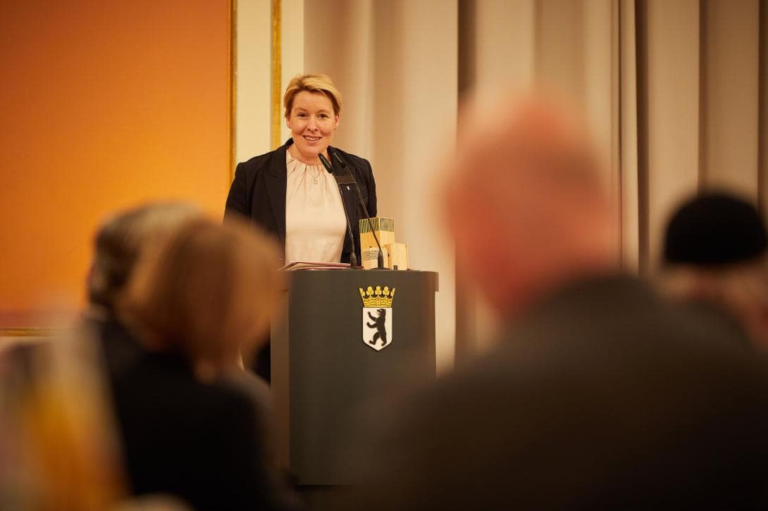 Das House of One in Miniatur immer vor dem Auge: Die Regierende Bürgermeisterin Franziska Giffey
