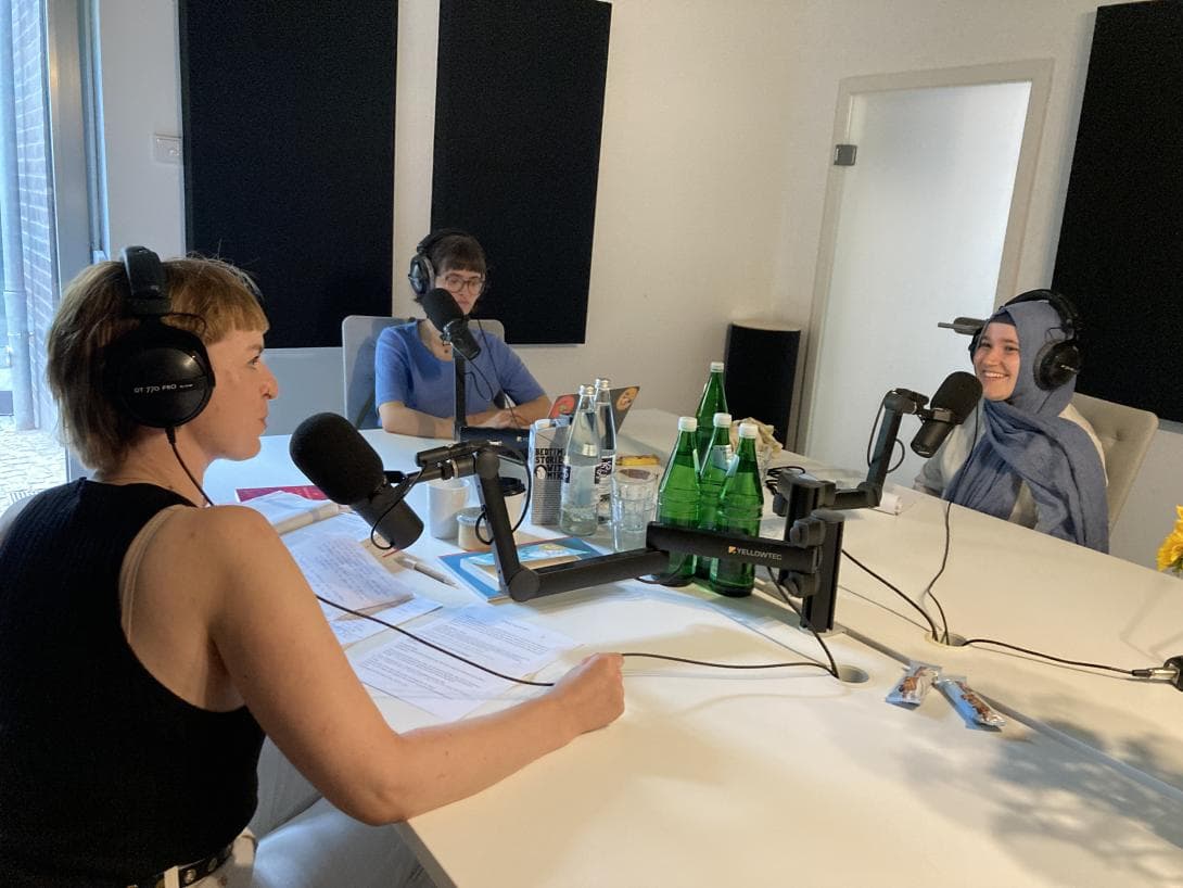 Die Podcasterinnen Maike Schöfer, Rebecca Rogowski und Kübra Dalkilic bei der Aufnahme im Studio. 