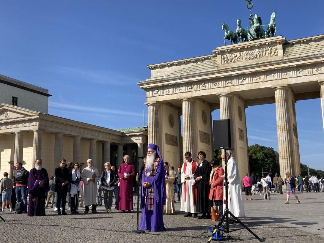 Juden, Christen, Muslime, Bahai und Hindu treffen sich zum multireligiöses Friedensgebet vor dem Brandenburger Tag. Am 1. September vor 84 Jahren begann der Zweite Weltkrieg