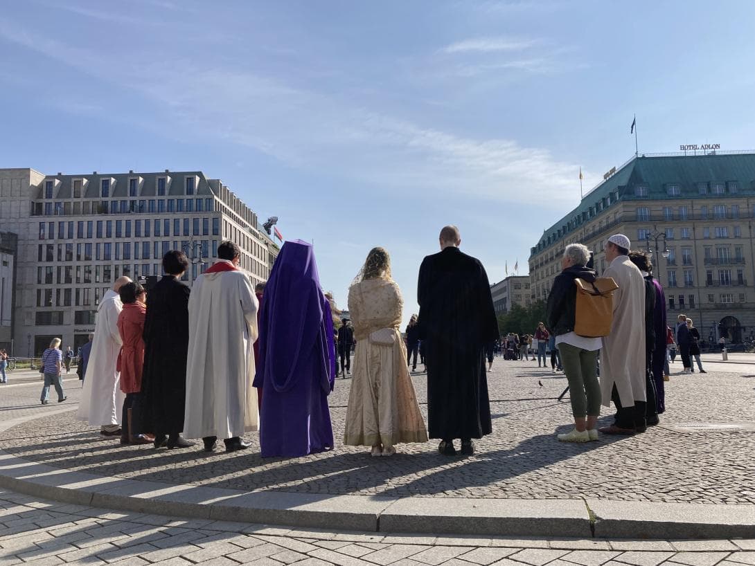 Juden, Christen, Muslime, Bahai und Hindu treffen sich zum multireligiöses Friedensgebet vor dem Brandenburger Tag. Am 1. September vor 84 Jahren begann der Zweite Weltkrieg