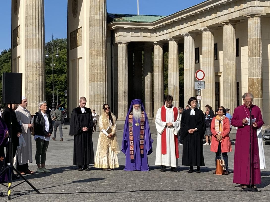 Juden, Christen, Muslime, Bahai und Hindu treffen sich zum multireligiöses Friedensgebet vor dem Brandenburger Tag. Am 1. September vor 84 Jahren begann der Zweite Weltkrieg