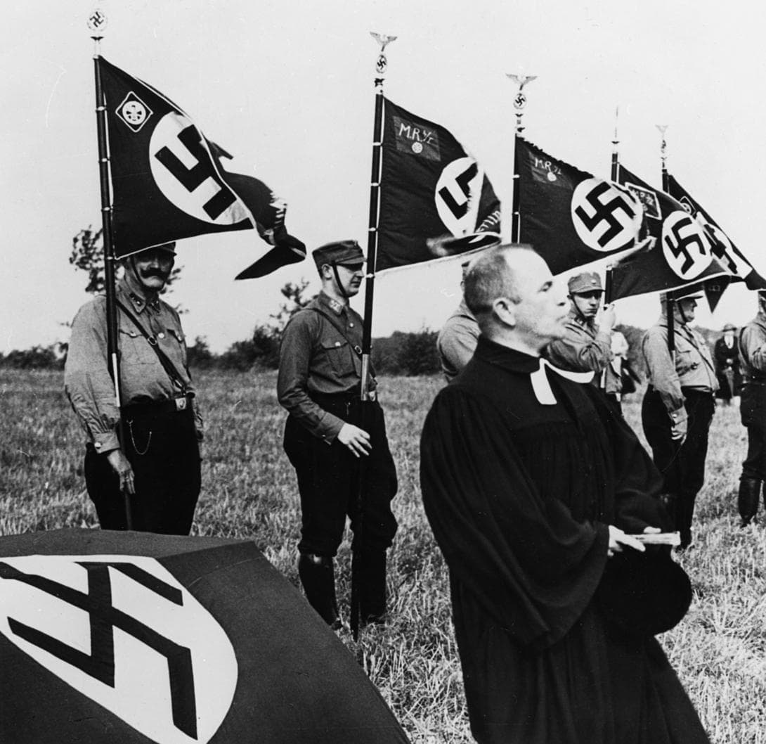 Cut / Standartenweihe des NSKK im Berliner Grunewald, Sommer 1933 / Pfarrer Hoff (Copyright: bpk / Carl Weinrother)